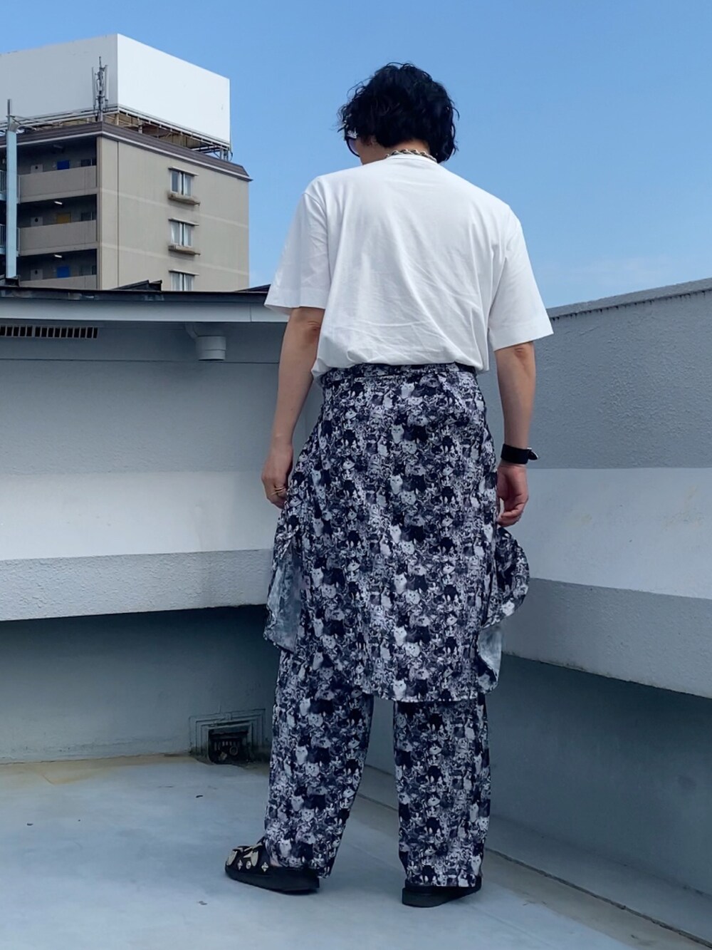 ブラック系のシャツ/ブラウス、ブラック系のその他パンツ、ブラック系のサンダルを着用したメンズの秋コーディネートの4枚目の写真