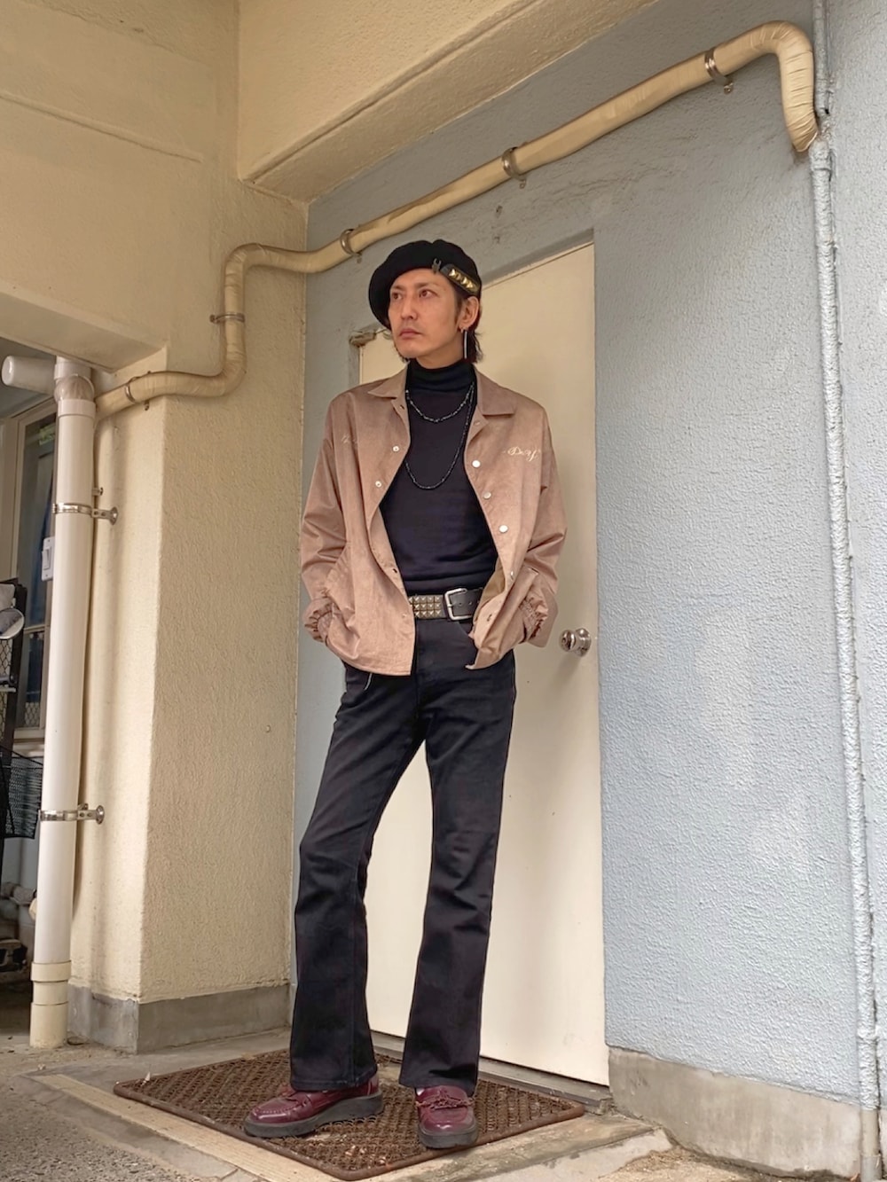 その他のブルゾン、ブラック系のデニムパンツ、レッド系のローファーを着用したメンズの冬コーディネートの4枚目の写真