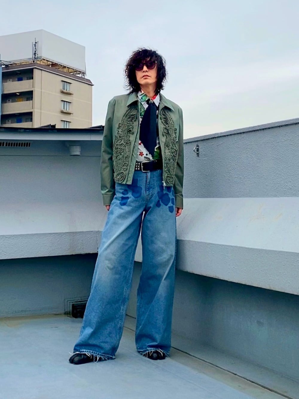 グリーン系のブルゾン、ホワイト系のシャツ/ブラウス、グレー系のネクタイを着用したメンズの春コーディネートの4枚目の写真