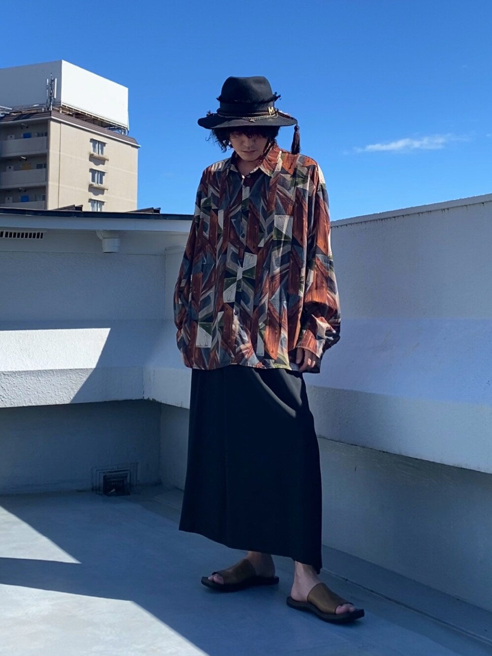 その他のシャツ/ブラウス、ブラック系のその他パンツ、ブラウン系のサンダルを着用したメンズの秋コーディネートの4枚目の写真