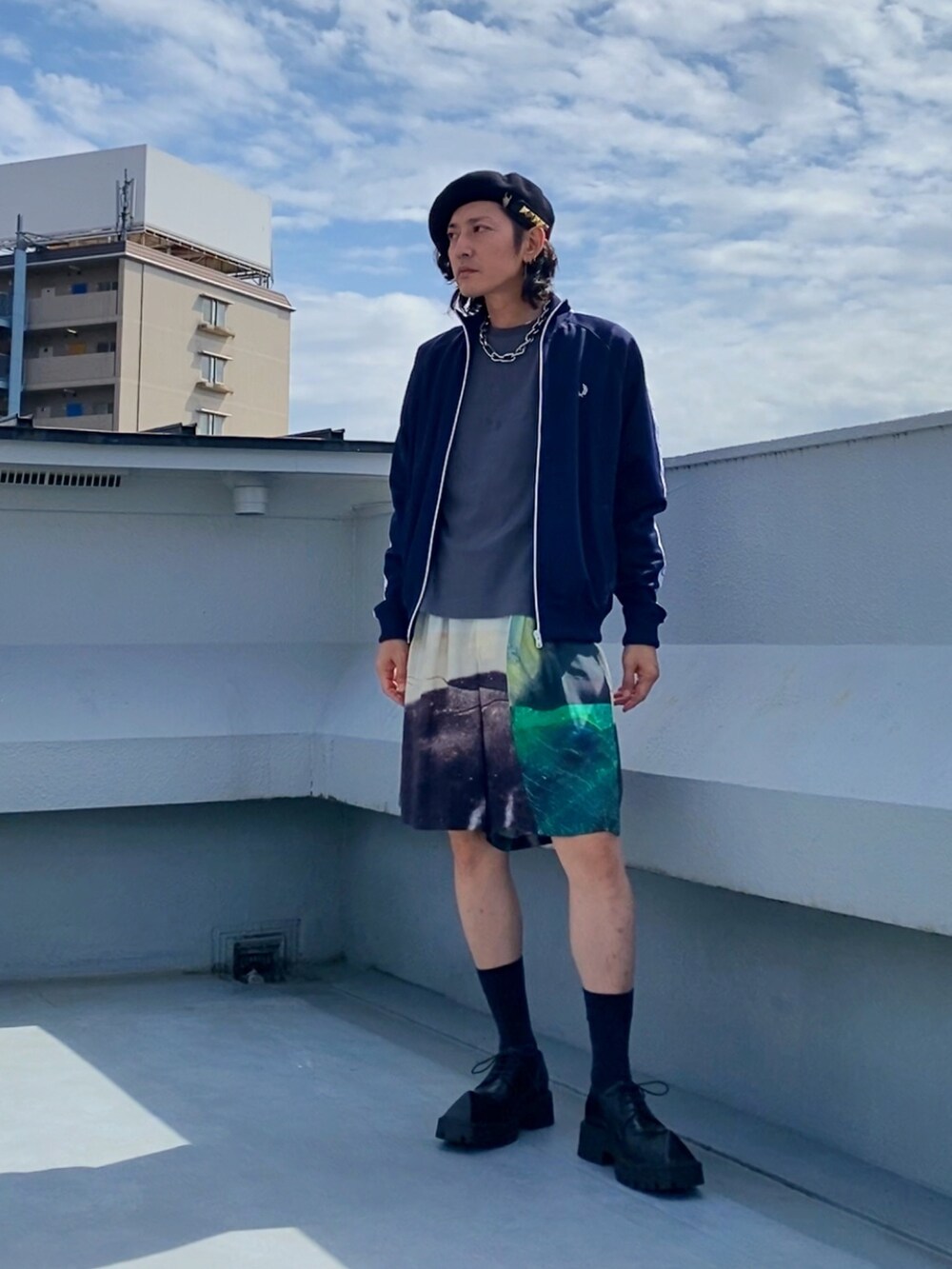 ブルー系のジャージ、グレー系のTシャツ/カットソー、ホワイト系のその他パンツを着用したメンズの秋コーディネートの3枚目の写真