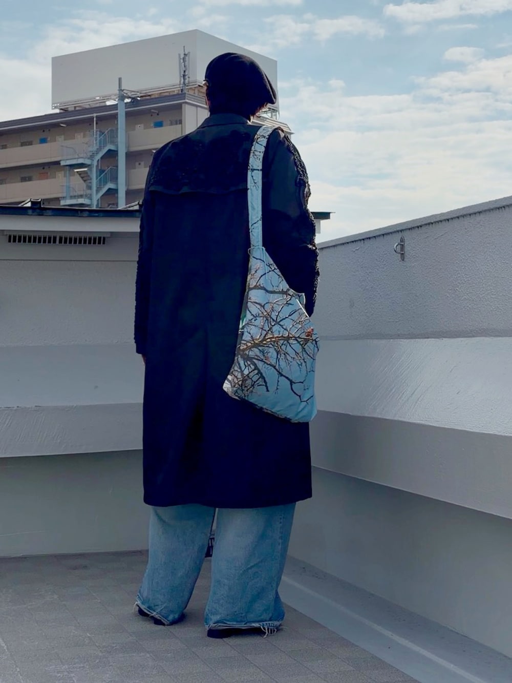 ブルー系のデニムパンツ、ブラック系のブーツ、ブラック系のニット/セーターを着用したメンズの冬コーディネートの4枚目の写真