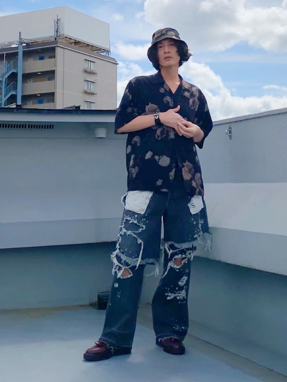 ブラック系のシャツ/ブラウス、ブラック系のデニムパンツ、レッド系のローファーを着用したメンズの秋コーディネートの4枚目の写真