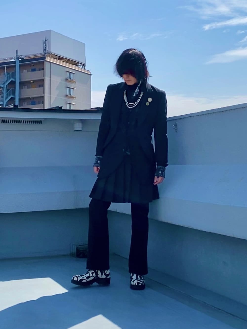 ブラック系のテーラードジャケット、ブラック系のシャツ/ブラウス、ブラック系のTシャツ/カットソーを着用したメンズの春コーディネートの2枚目の写真
