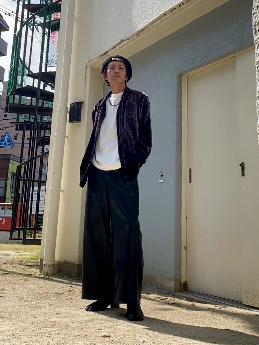 パープル系のシャツ/ブラウス、ブラック系のその他パンツ、ブラック系のブーツを着用したメンズの秋コーディネートの4枚目の写真