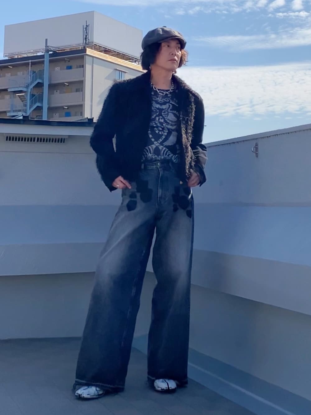 ブラック系のブルゾン、ブラック系のデニムパンツ、ブラック系のTシャツ/カットソーを着用したメンズの秋コーディネートの2枚目の写真