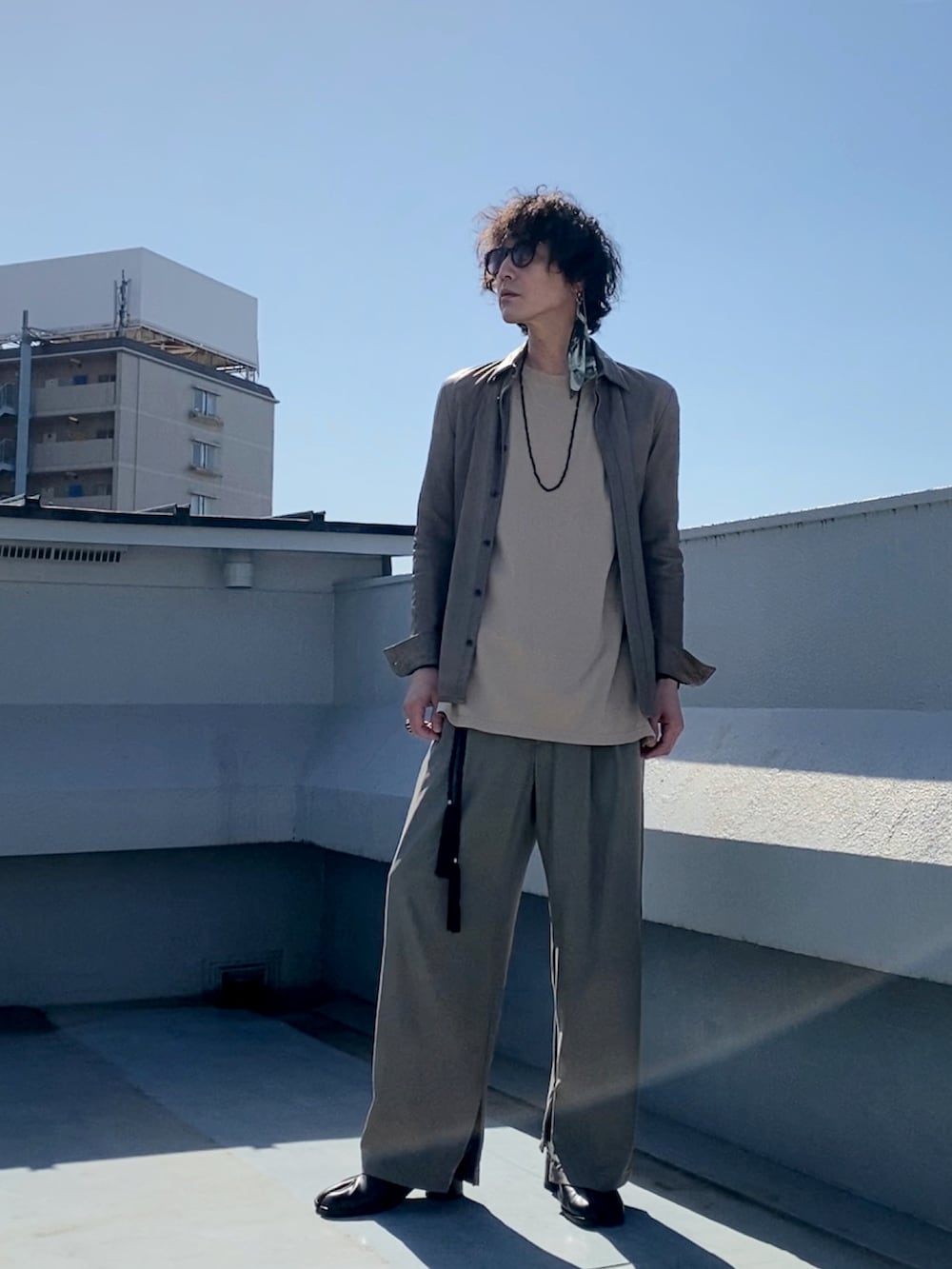 ベージュ系のその他アウター、ベージュ系のTシャツ/カットソー、ベージュ系のその他パンツを着用したメンズの春コーディネートの3枚目の写真