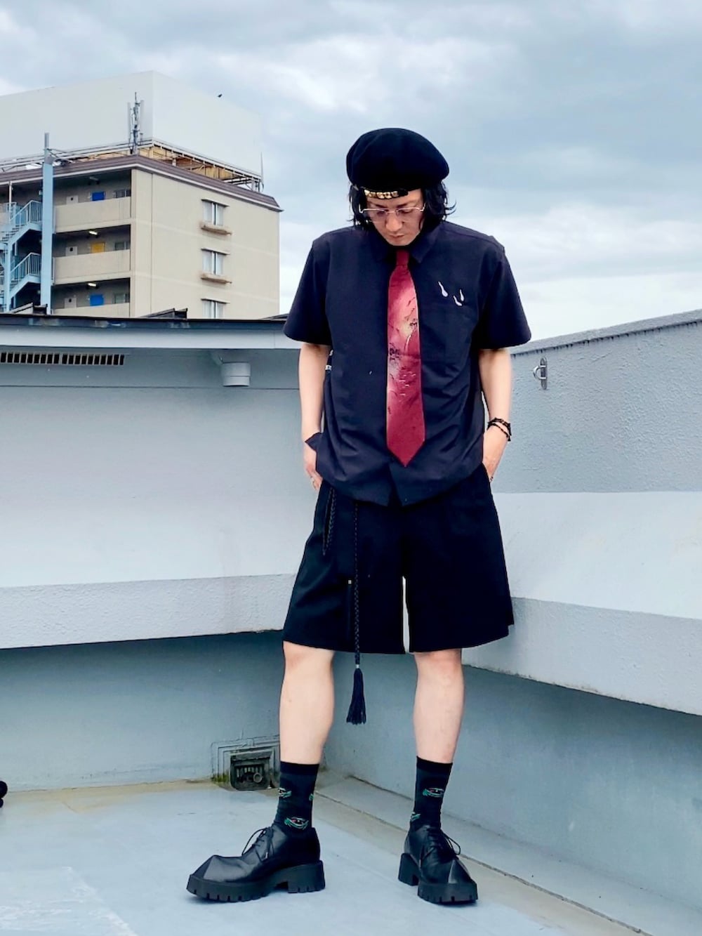 ブラック系のスラックス、ブラック系のシャツ/ブラウス、レッド系のネクタイを着用したメンズの夏コーディネートの4枚目の写真