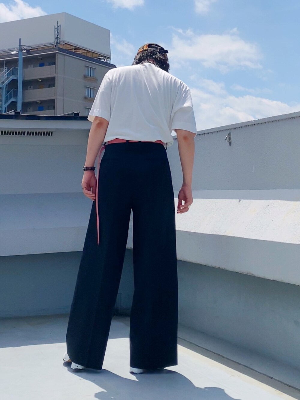 ホワイト系のTシャツ/カットソー、ブラック系のスラックス、ホワイト系のブーツを着用したメンズの夏コーディネートの5枚目の写真