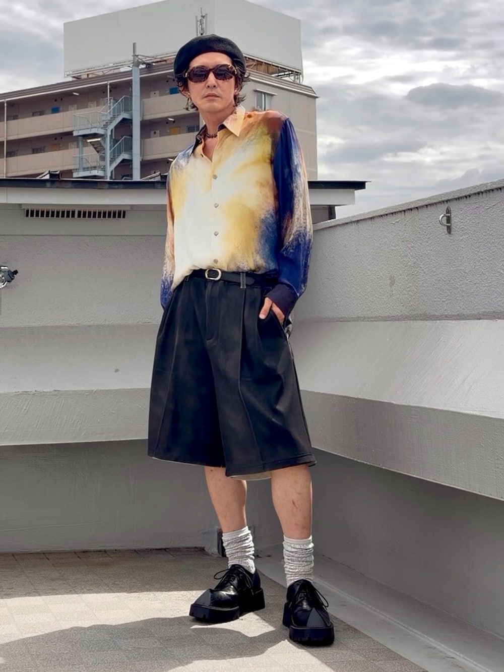オレンジ系のシャツ/ブラウス、ブラック系のその他パンツ、ブラック系のドレスシューズを着用したメンズの秋コーディネートの3枚目の写真