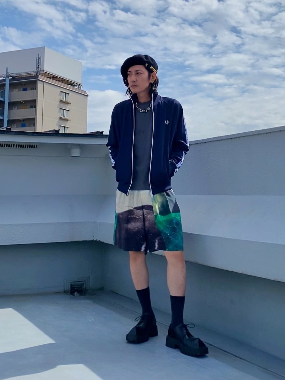 ブルー系のジャージ、グレー系のTシャツ/カットソー、ホワイト系のその他パンツを着用したメンズの秋コーディネートの5枚目の写真