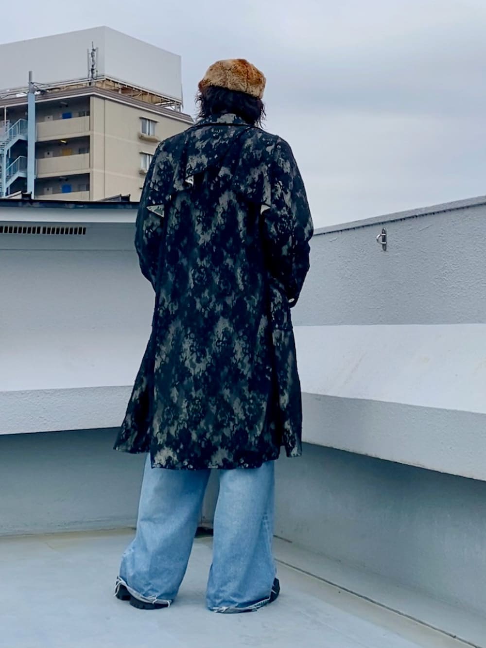 ブラック系のステンカラーコート、ブルー系のニット/セーター、その他のシャツ/ブラウスを着用したメンズの春コーディネートの4枚目の写真