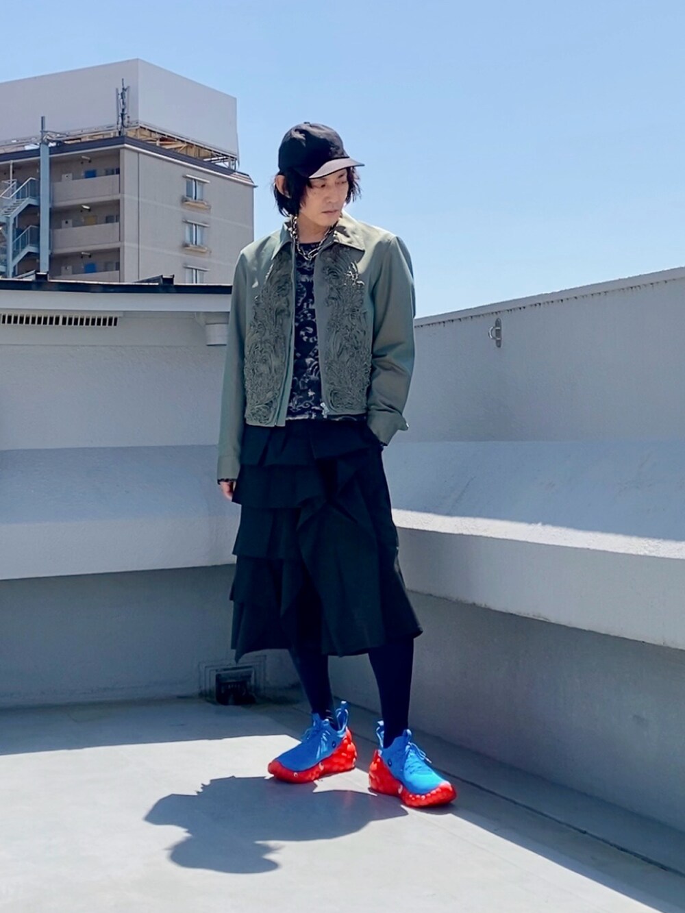 グリーン系のブルゾン、ブラック系のTシャツ/カットソー、ブラック系のパンツを着用したメンズの春コーディネートの4枚目の写真