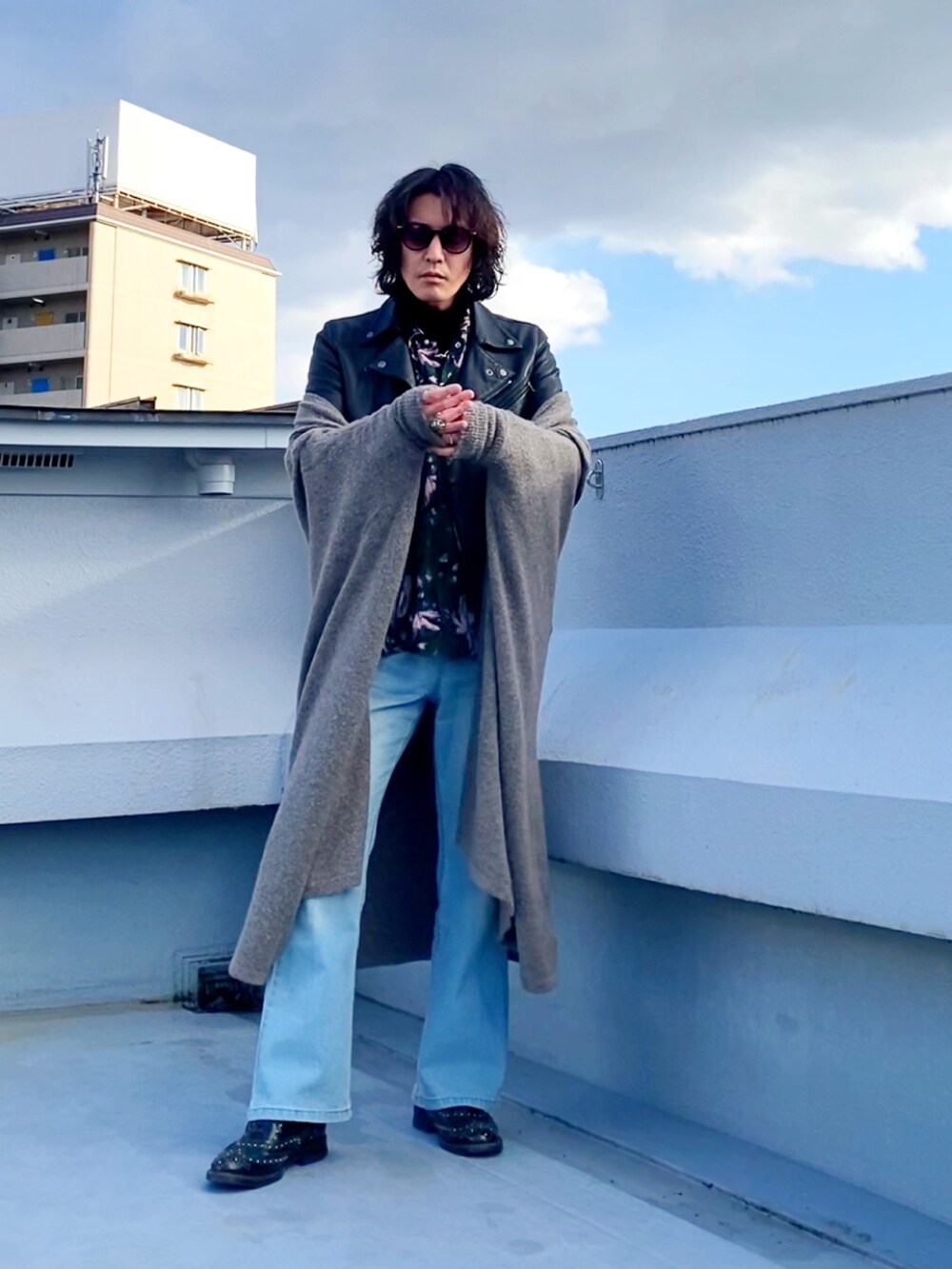 ベージュ系のカーディガン/ボレロ、ブラック系のライダースジャケット、グリーン系のシャツ/ブラウスを着用したメンズの冬コーディネートの4枚目の写真