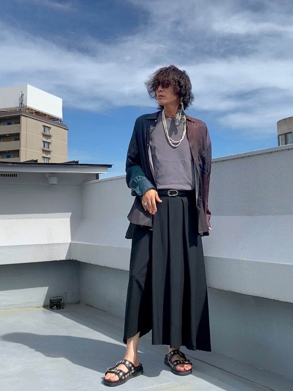 その他のシャツ/ブラウス、グレー系のTシャツ/カットソー、ブラック系のその他パンツを着用したメンズの夏コーディネートの3枚目の写真