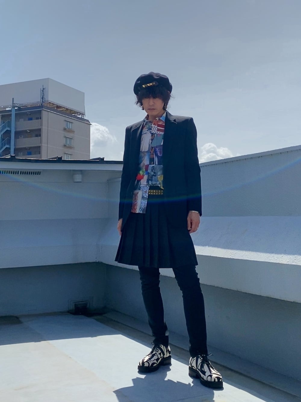 ブラック系のテーラードジャケット、その他のシャツ/ブラウス、ブラック系のスカートを着用したメンズの春コーディネートの2枚目の写真