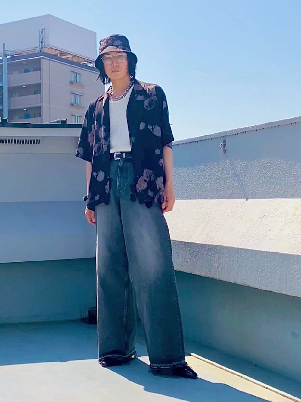 ブラック系のシャツ/ブラウス、ブラック系のデニムパンツ、ホワイト系のタンクトップを着用したメンズの夏コーディネートの3枚目の写真