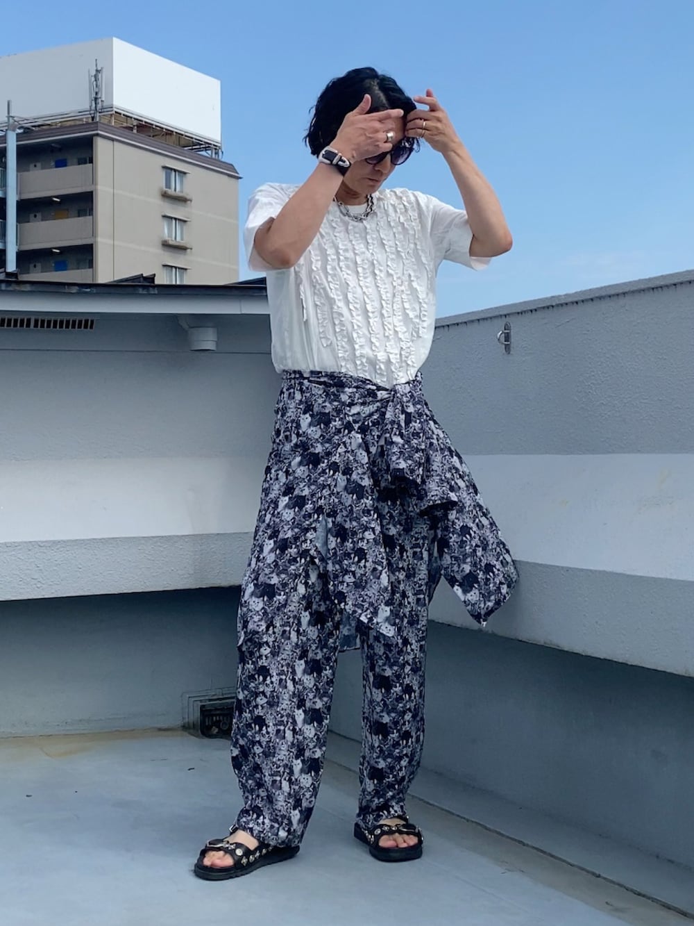 ブラック系のシャツ/ブラウス、ブラック系のその他パンツ、ブラック系のサンダルを着用したメンズの秋コーディネートの5枚目の写真