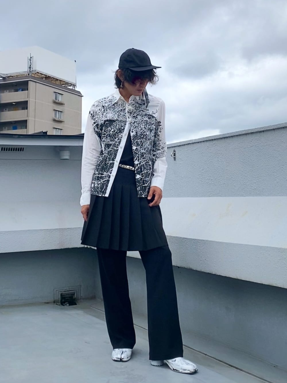 ホワイト系のシャツ/ブラウス、ブラック系のスカート、ブラック系のスラックスを着用したメンズの夏コーディネートの4枚目の写真