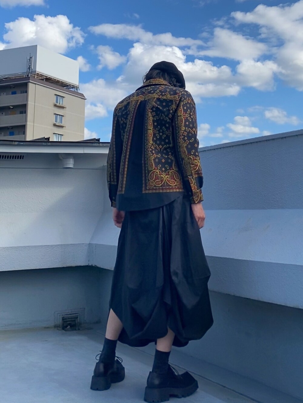 ブラック系のシャツ/ブラウス、ブラック系のスカート、ブラック系のドレスシューズを着用したメンズの秋コーディネートの3枚目の写真