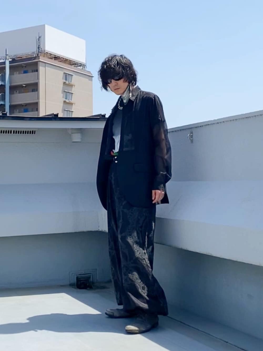 ブラック系のシャツ/ブラウス、ブラック系のTシャツ/カットソー、ブラック系のその他パンツを着用したメンズの春コーディネートの3枚目の写真