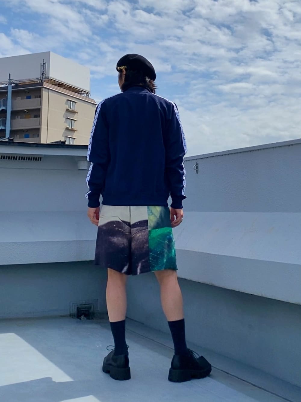 ブルー系のジャージ、グレー系のTシャツ/カットソー、ホワイト系のその他パンツを着用したメンズの秋コーディネートの4枚目の写真