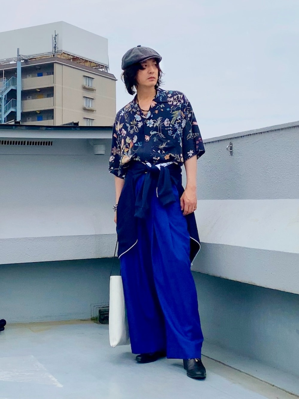 ブルー系のジャージ、ブラック系のシャツ/ブラウス、ブルー系のスラックスを着用したメンズの夏コーディネートの4枚目の写真