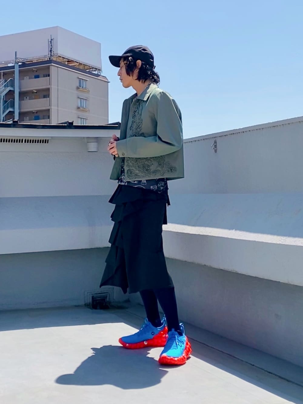 グリーン系のブルゾン、ブラック系のTシャツ/カットソー、ブラック系のパンツを着用したメンズの春コーディネートの3枚目の写真