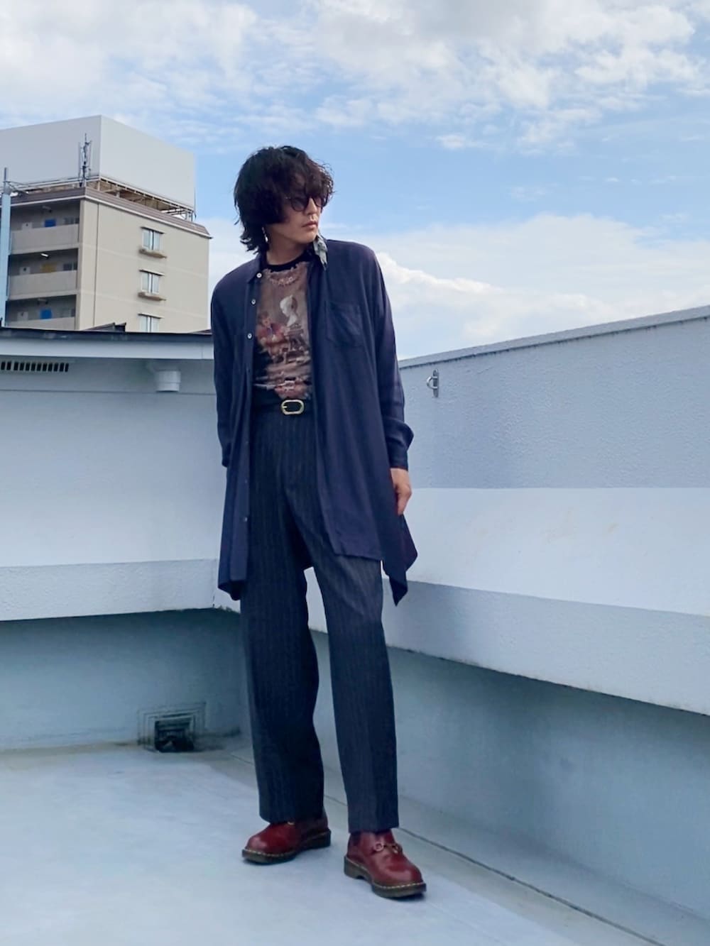 ブラック系のTシャツ/カットソー、ブルー系のシャツ/ブラウス、グレー系のスラックスを着用したメンズの秋コーディネートの3枚目の写真