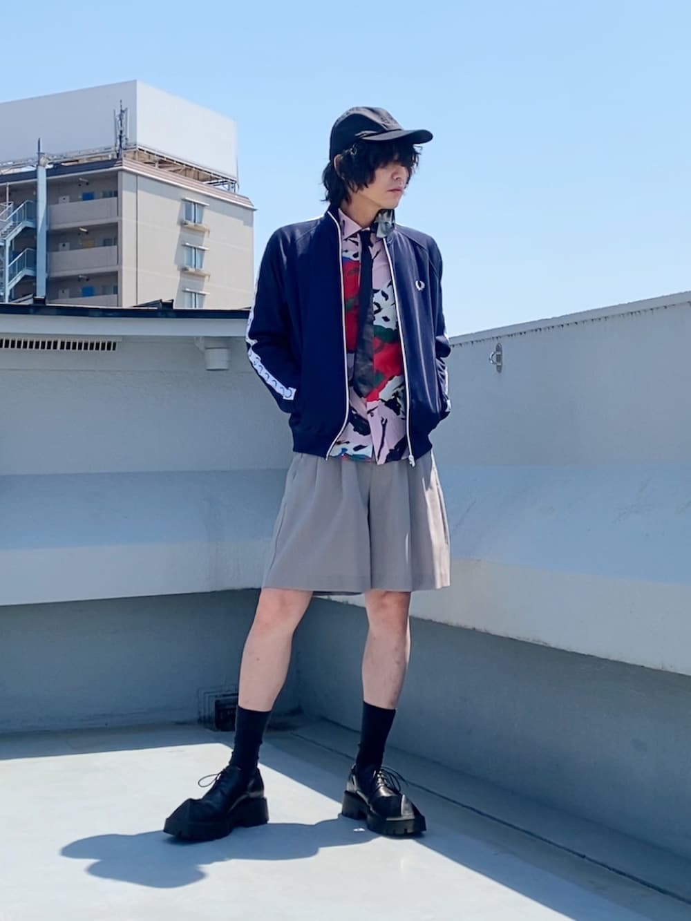 ブルー系のジャージ、その他のシャツ/ブラウス、グレー系のその他パンツを着用したメンズの春コーディネートの2枚目の写真