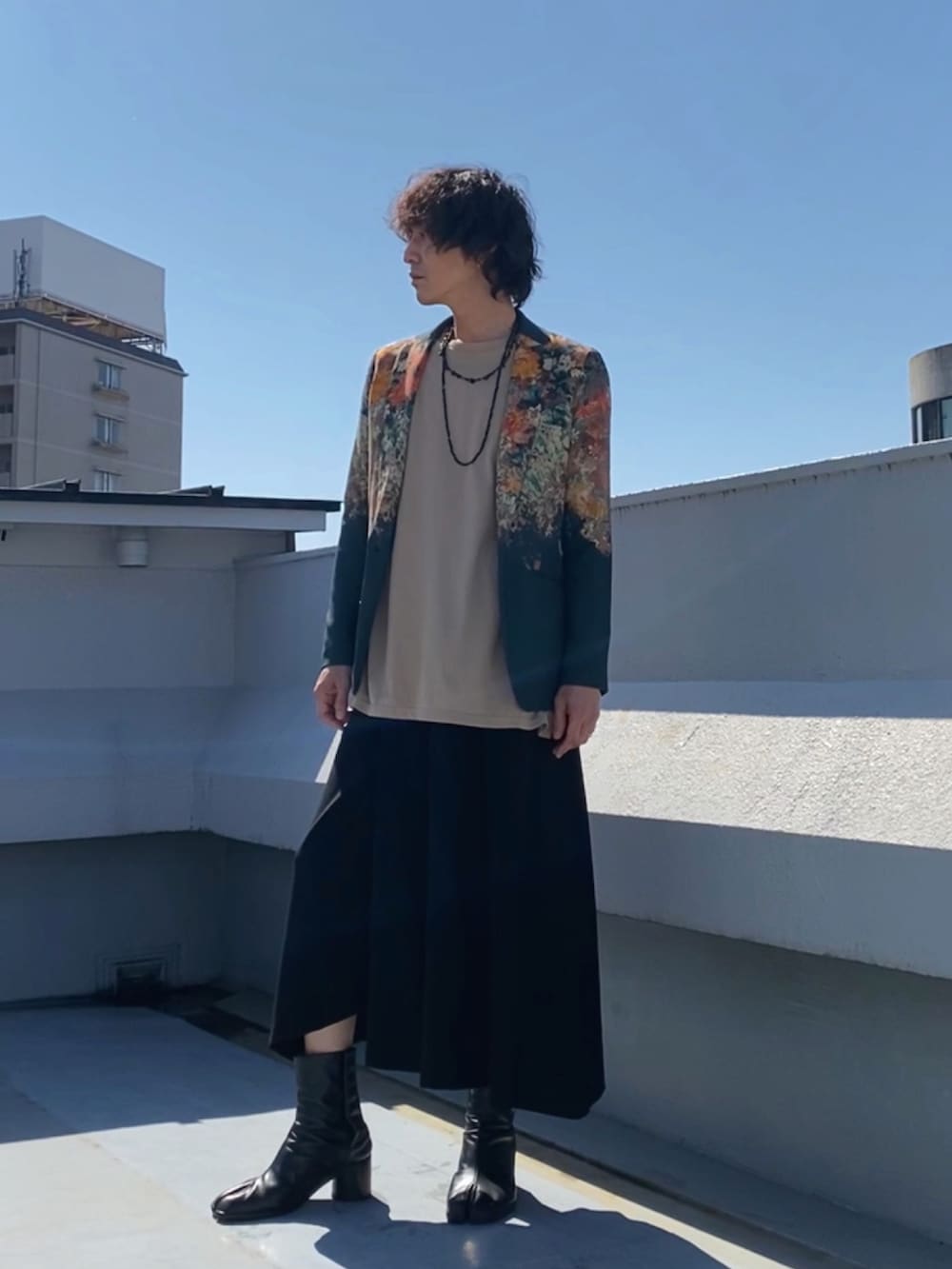 その他のテーラードジャケット、ブラック系のその他パンツ、ブラック系のブーツを着用したメンズの春コーディネートの2枚目の写真