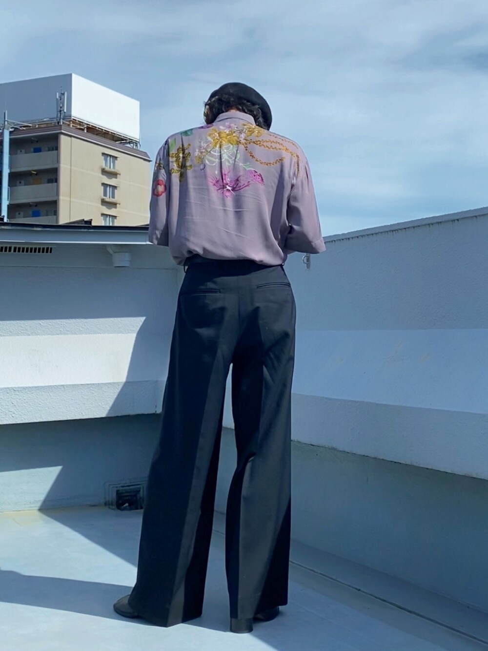 パープル系のシャツ/ブラウス、ブラック系のスラックス、ブラック系のブーツを着用したメンズの夏コーディネートの3枚目の写真