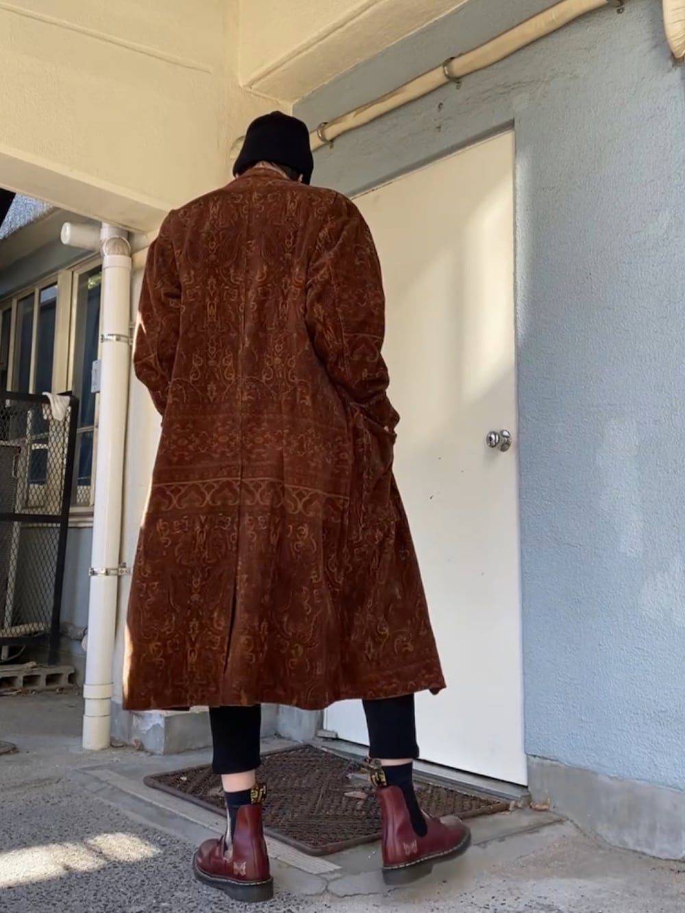 ブラック系のニット/セーター、ブラウン系のその他アウター、ブラック系のその他パンツを着用したメンズの冬コーディネートの3枚目の写真