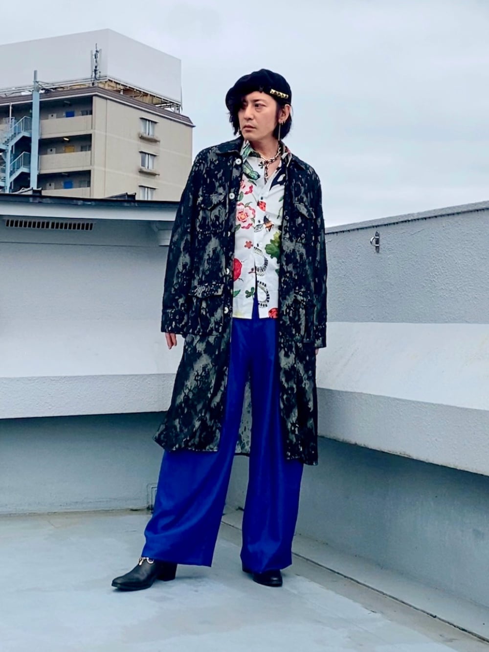 ホワイト系のシャツ/ブラウス、ブラック系のステンカラーコート、ブルー系のスラックスを着用したメンズの春コーディネートの3枚目の写真