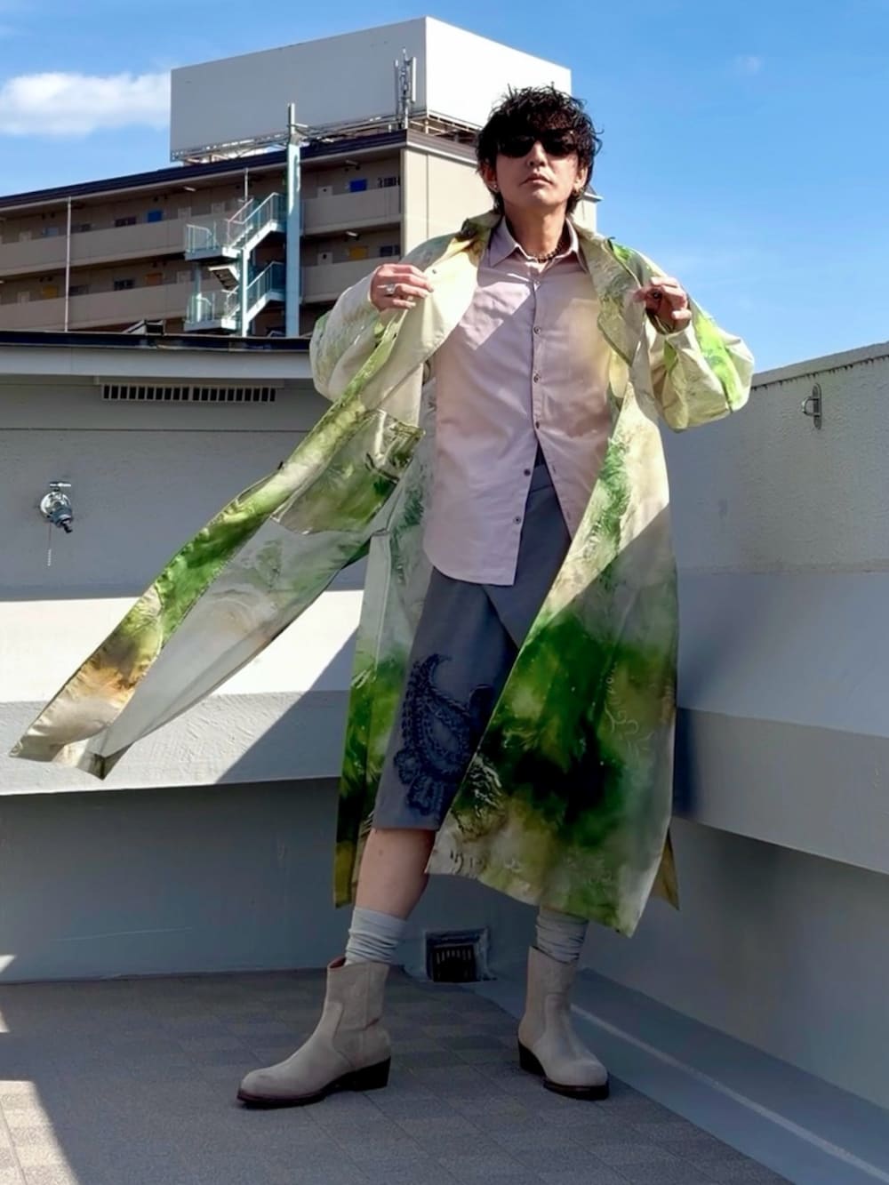 ピンク系のシャツ/ブラウス、グリーン系のステンカラーコート、グレー系のその他パンツを着用したメンズの春コーディネートの2枚目の写真