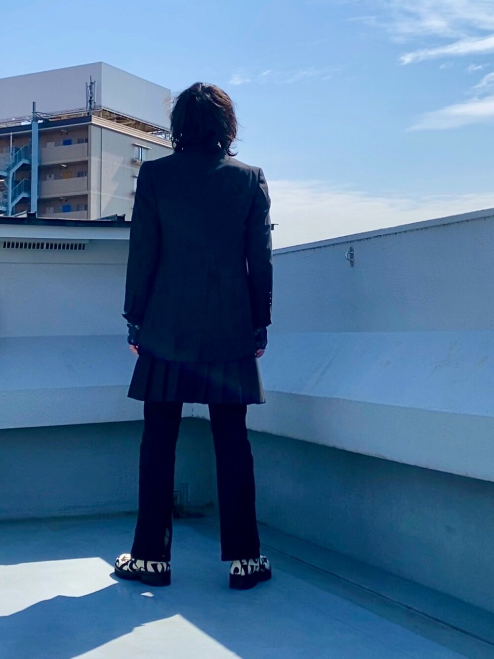 ブラック系のテーラードジャケット、ブラック系のシャツ/ブラウス、ブラック系のTシャツ/カットソーを着用したメンズの春コーディネートの5枚目の写真