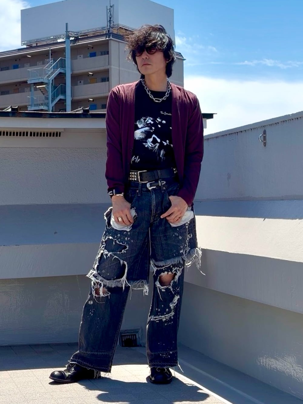 ブラック系のTシャツ/カットソー、パープル系のカーディガン/ボレロ、ブラック系のデニムパンツを着用したメンズの夏コーディネートの3枚目の写真