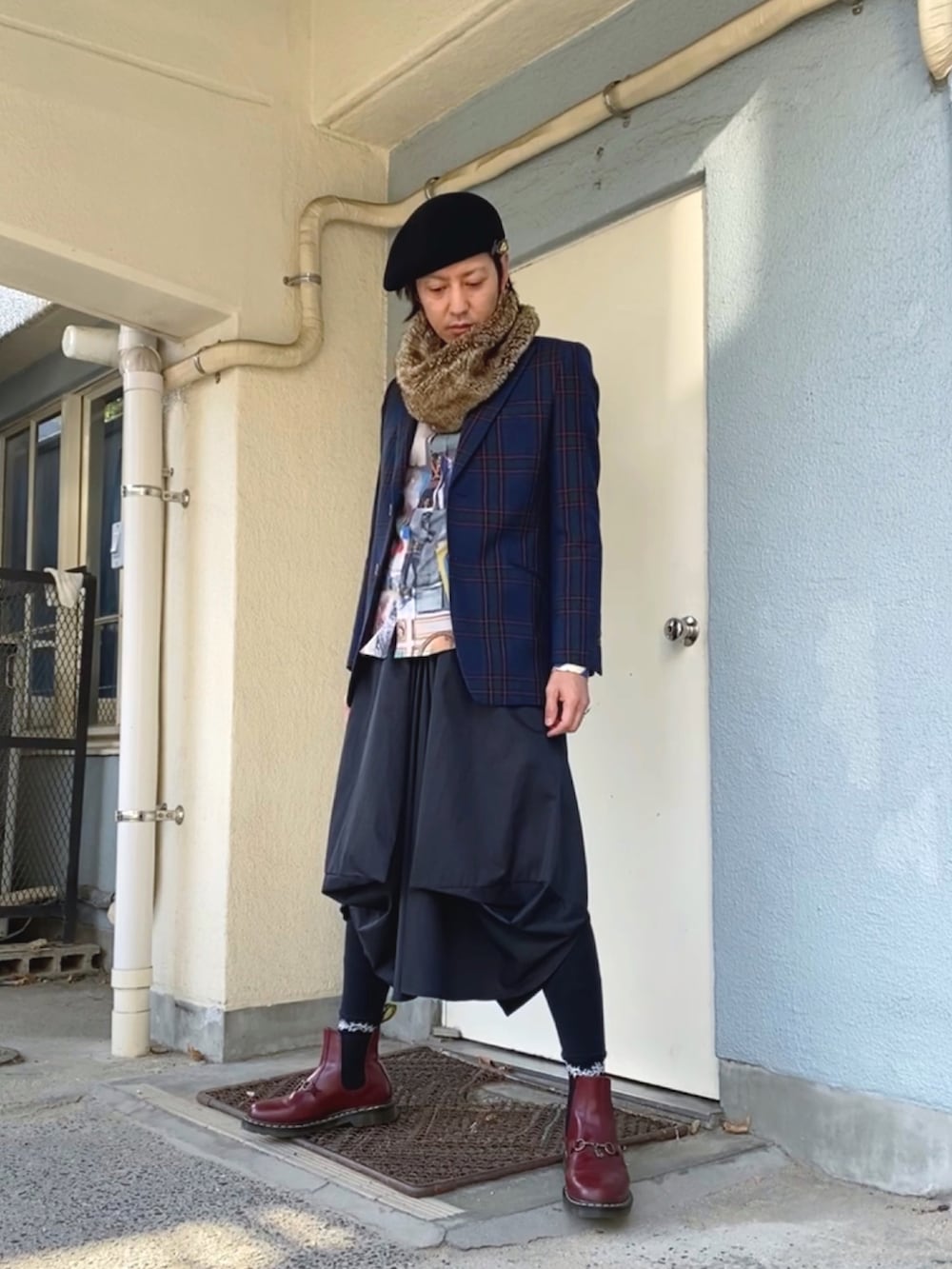 グリーン系のテーラードジャケット、その他のシャツ/ブラウス、ブラック系のスカートを着用したメンズの秋コーディネートの3枚目の写真