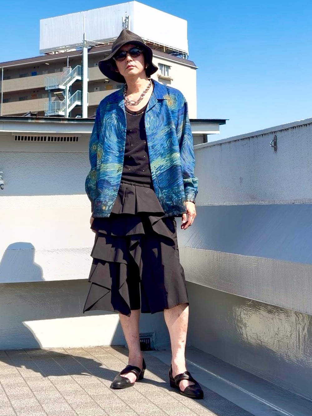 ブルー系のシャツ/ブラウス、ブラック系のブーツ、ブラック系のタンクトップを着用したメンズの夏コーディネートの3枚目の写真