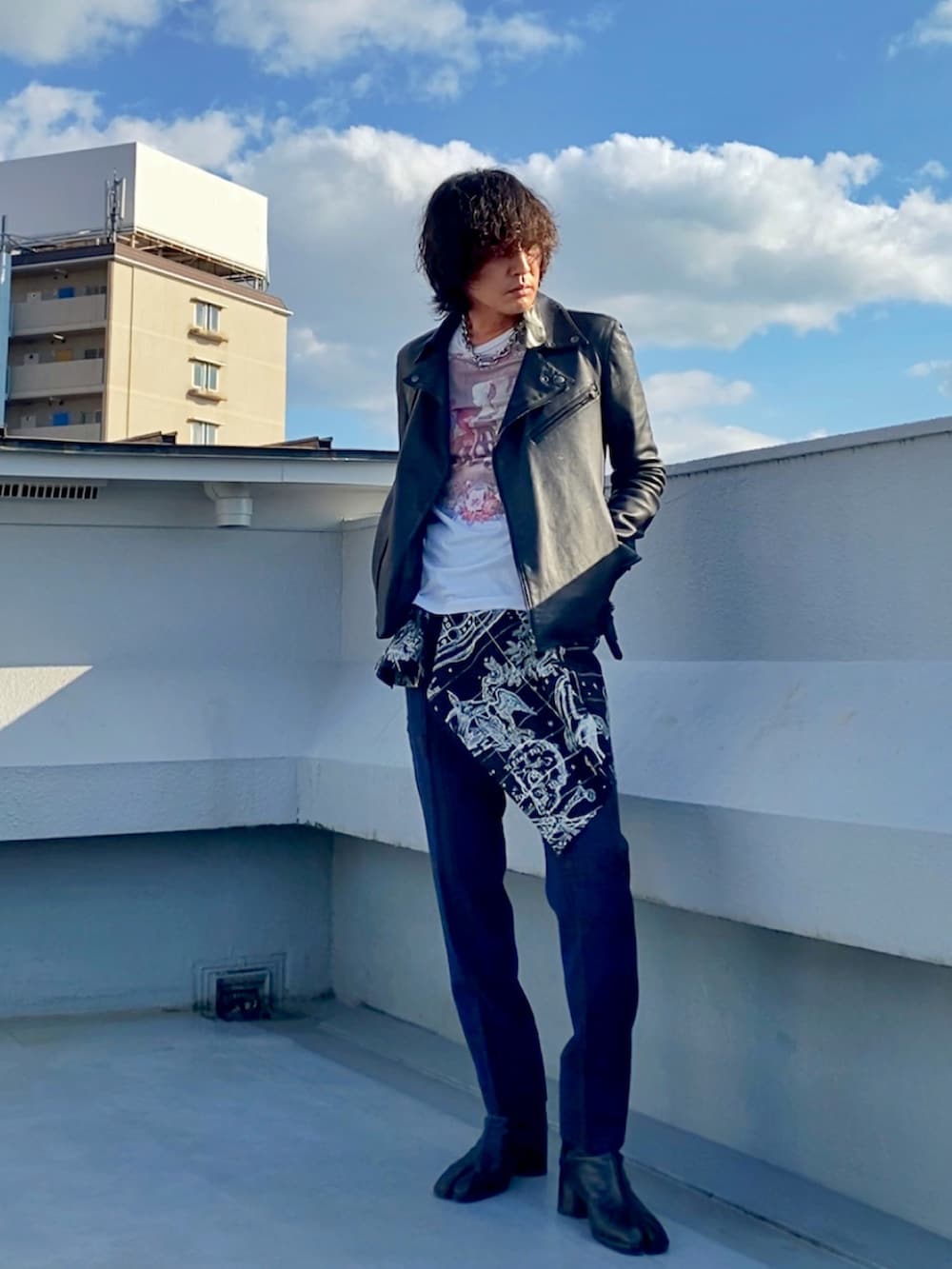 ブラック系のライダースジャケット、ホワイト系のTシャツ/カットソー、ブラック系のシャツ/ブラウスを着用したメンズの冬コーディネートの3枚目の写真