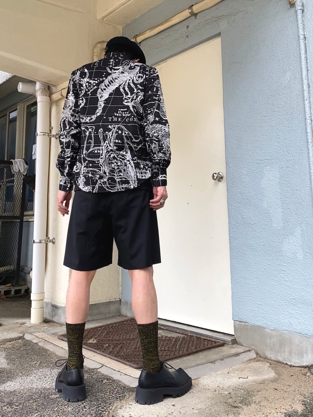 ブラック系のシャツ/ブラウス、ブラック系のスラックス、ブラック系のドレスシューズを着用したメンズの秋コーディネートの4枚目の写真