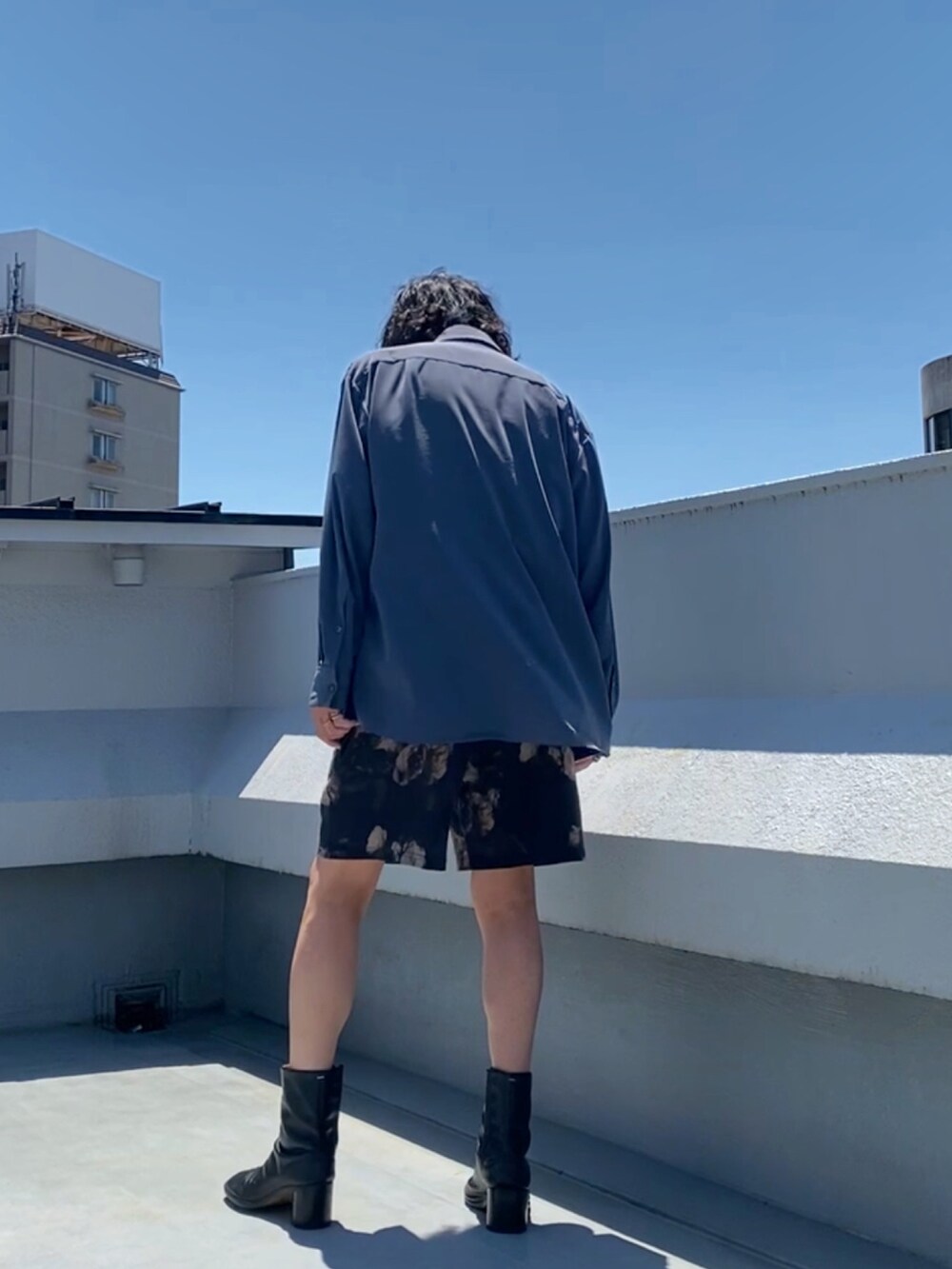 ブルー系のシャツ/ブラウス、ブラック系のタンクトップ、ブラック系のその他パンツを着用したメンズの夏コーディネートの4枚目の写真