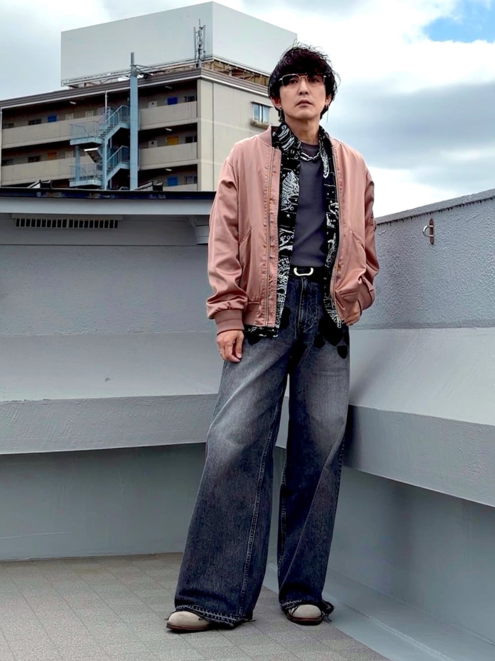 グレー系のTシャツ/カットソー、ブラック系のシャツ/ブラウス、ブラック系のデニムパンツを着用したメンズの春コーディネートの3枚目の写真