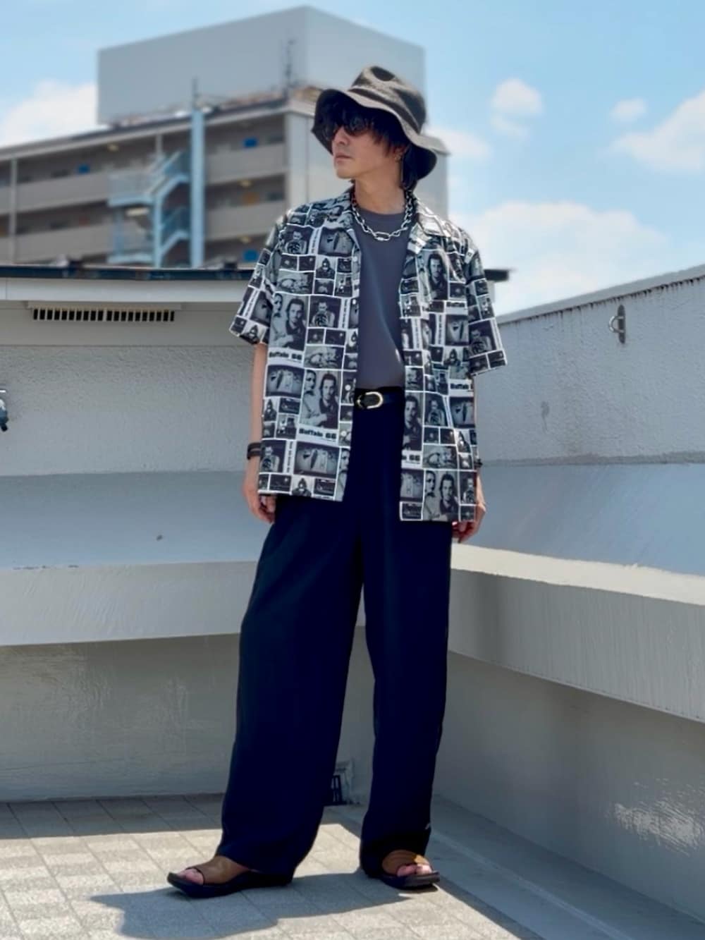 グレー系のTシャツ/カットソー、ホワイト系のシャツ/ブラウス、ブラウン系のサンダルを着用したメンズの夏コーディネートの5枚目の写真