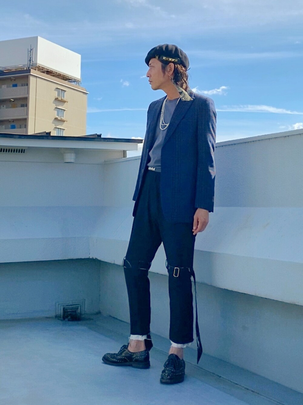 グリーン系のテーラードジャケット、グレー系のTシャツ/カットソー、ブラック系のその他パンツを着用したメンズの秋コーディネートの4枚目の写真