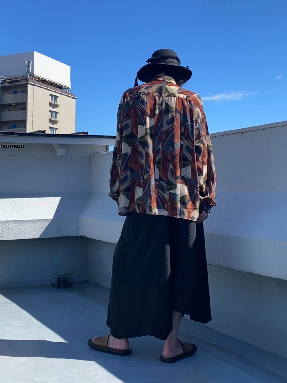 その他のシャツ/ブラウス、ブラック系のその他パンツ、ブラウン系のサンダルを着用したメンズの秋コーディネートの5枚目の写真