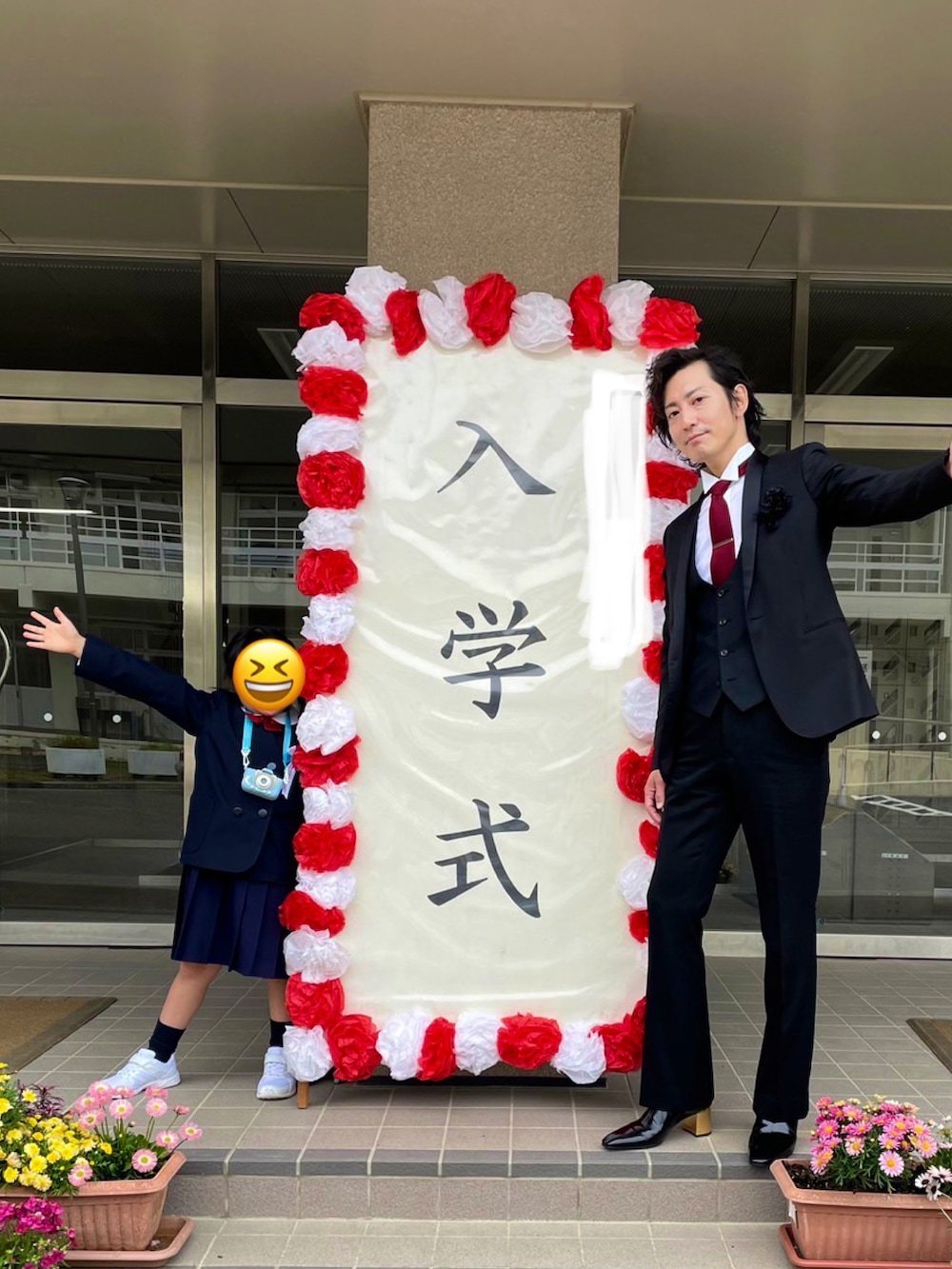 ブラック系のテーラードジャケット、ブラック系のブーツ、ブラック系のスラックスを着用したメンズの春コーディネートの5枚目の写真