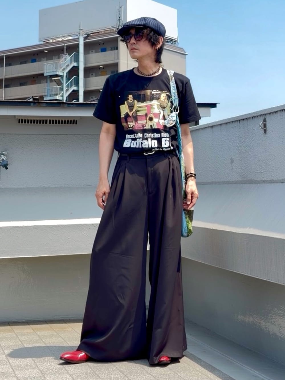 グレー系のTシャツ/カットソー、ブラック系のスラックス、その他のショルダーバッグを着用したメンズの夏コーディネートの5枚目の写真