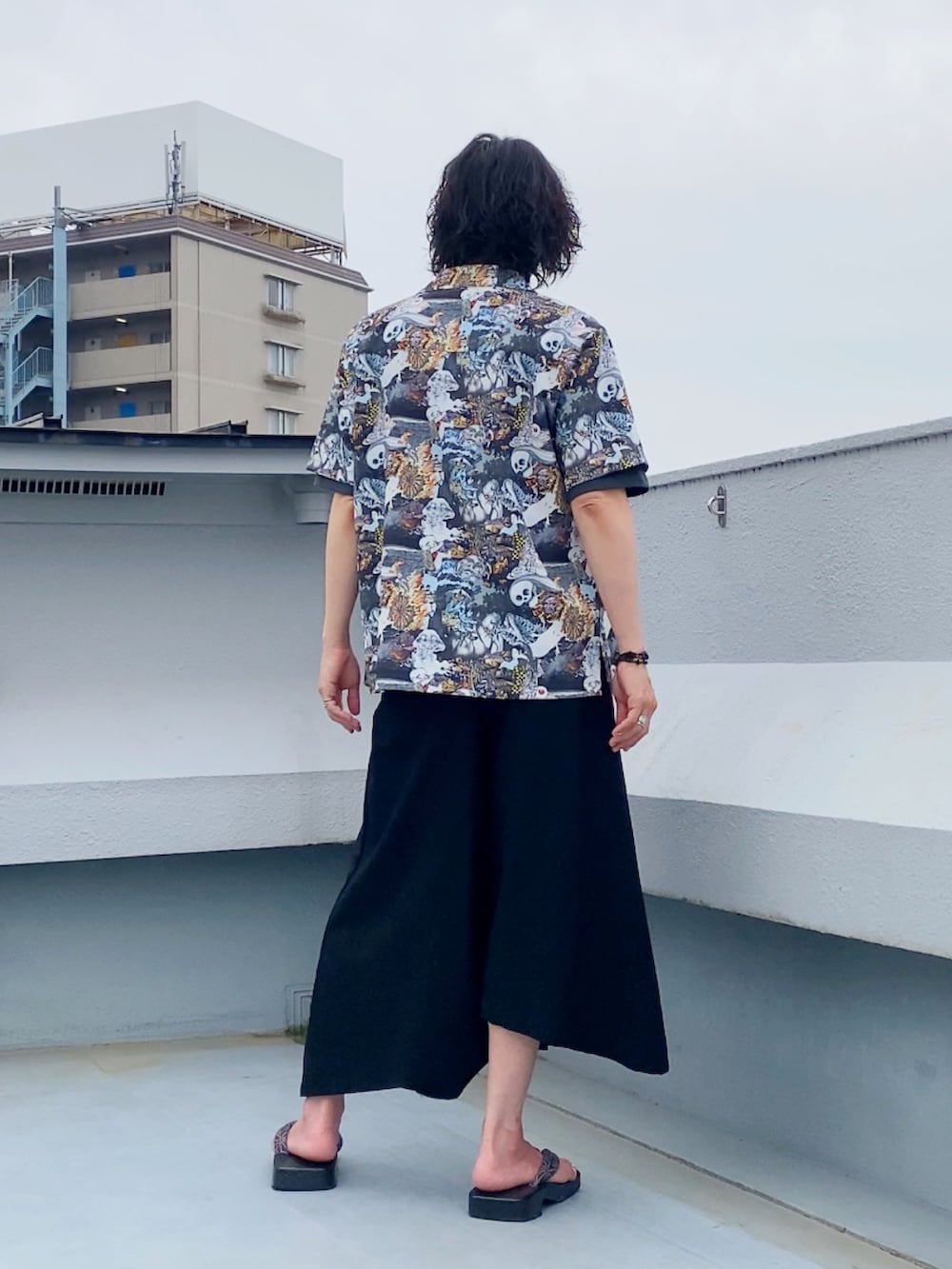 ブラック系のシャツ/ブラウス、ブラック系のTシャツ/カットソー、ブラック系のその他パンツを着用したメンズの夏コーディネートの3枚目の写真