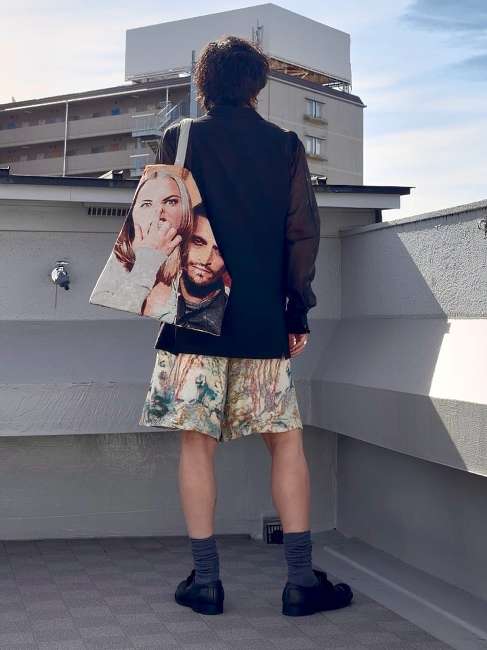 ブラック系のシャツ/ブラウス、ベージュ系のトートバッグ、ブラック系のタンクトップを着用したメンズの夏コーディネートの3枚目の写真